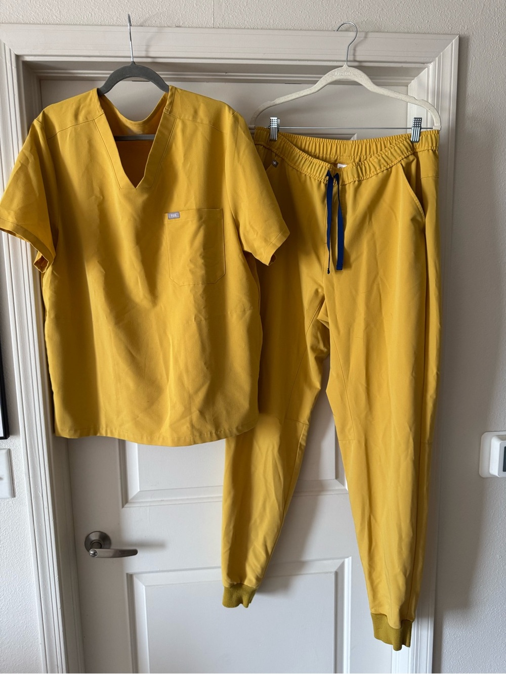 Men’s Figs Scrub Set- Bright Yellow/Banana XLT